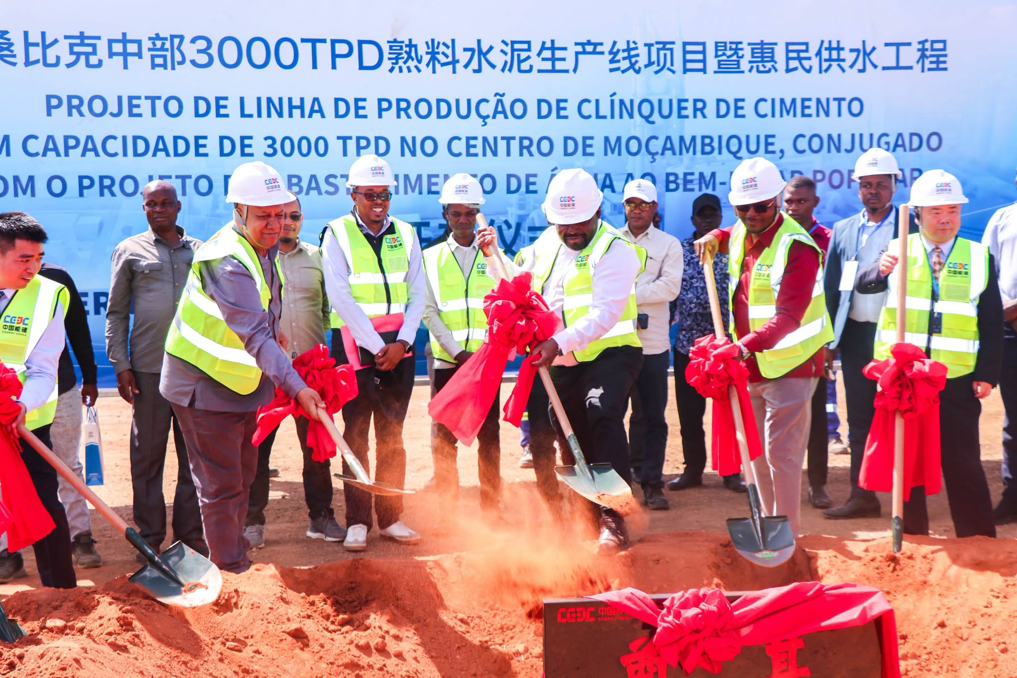 Construccao de um fabrica de producao de clinquer e cimento.jpg